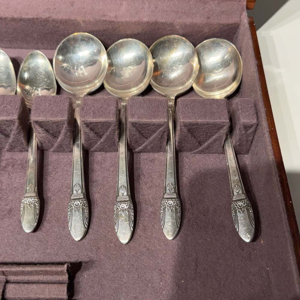 1847 Rogers Bros First Love Silverplate Flatware Set with Wood Chest 20pies set - Picture 6 of 15